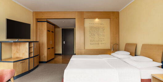 Doppelzimmer Hotel Remarque mit Doppelbett, Hocher, Fernseher, Schrank