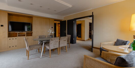 Wohn- und Essbereich in einer Suite im Hotel Remarque in Osnabrück