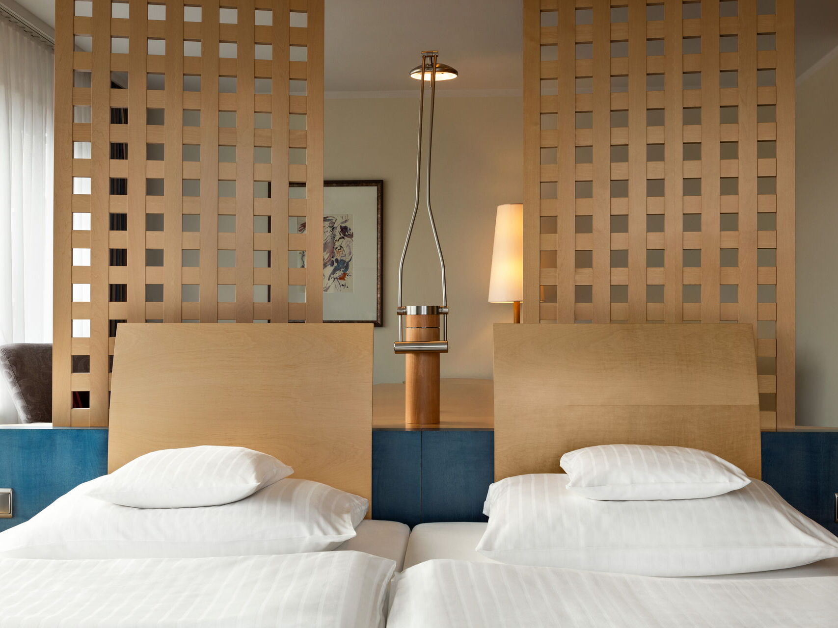 Hotel Remarque Panorama Suite Doppelbett mit 4 Kissen, Holzelementen an der Kopflehne, Lampe