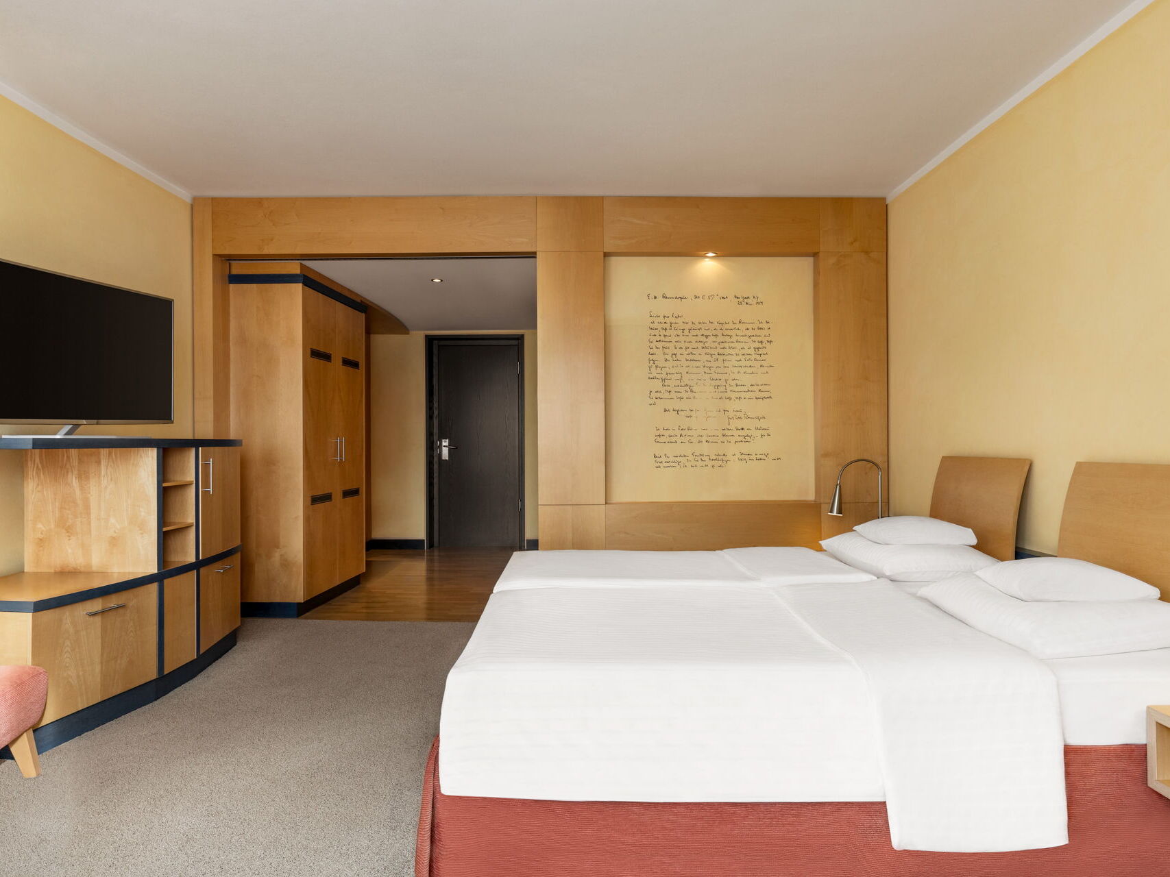 Doppelzimmer Hotel Remarque mit Doppelbett, Hocher, Fernseher, Schrank