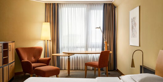 Executive Doppelzimmer mit Doppelbett, Hocher, Schrank, Schreibtisch, Sessel und Stuhl