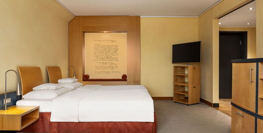 Executive Doppelzimmer mit Doppelbett, Hocher, Fernseher, Schrank, Wandbild und Flur