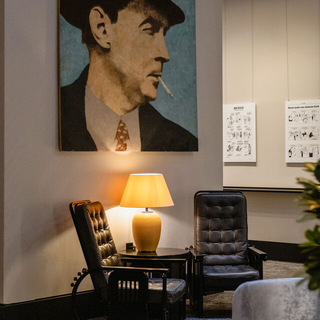 Gemütlicher Sitzbereich in der Lobby vom Hotel Remarque in Osnabrück
