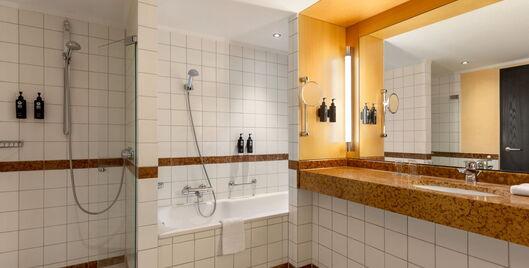 Bad mit Dusche, Badewanne, Waschbedecken, Spiegel