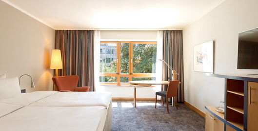 Executive Doppelzimmer mit Doppelbett, Hocher, Schrank, Schreibtisch, Sessel und Stuhl