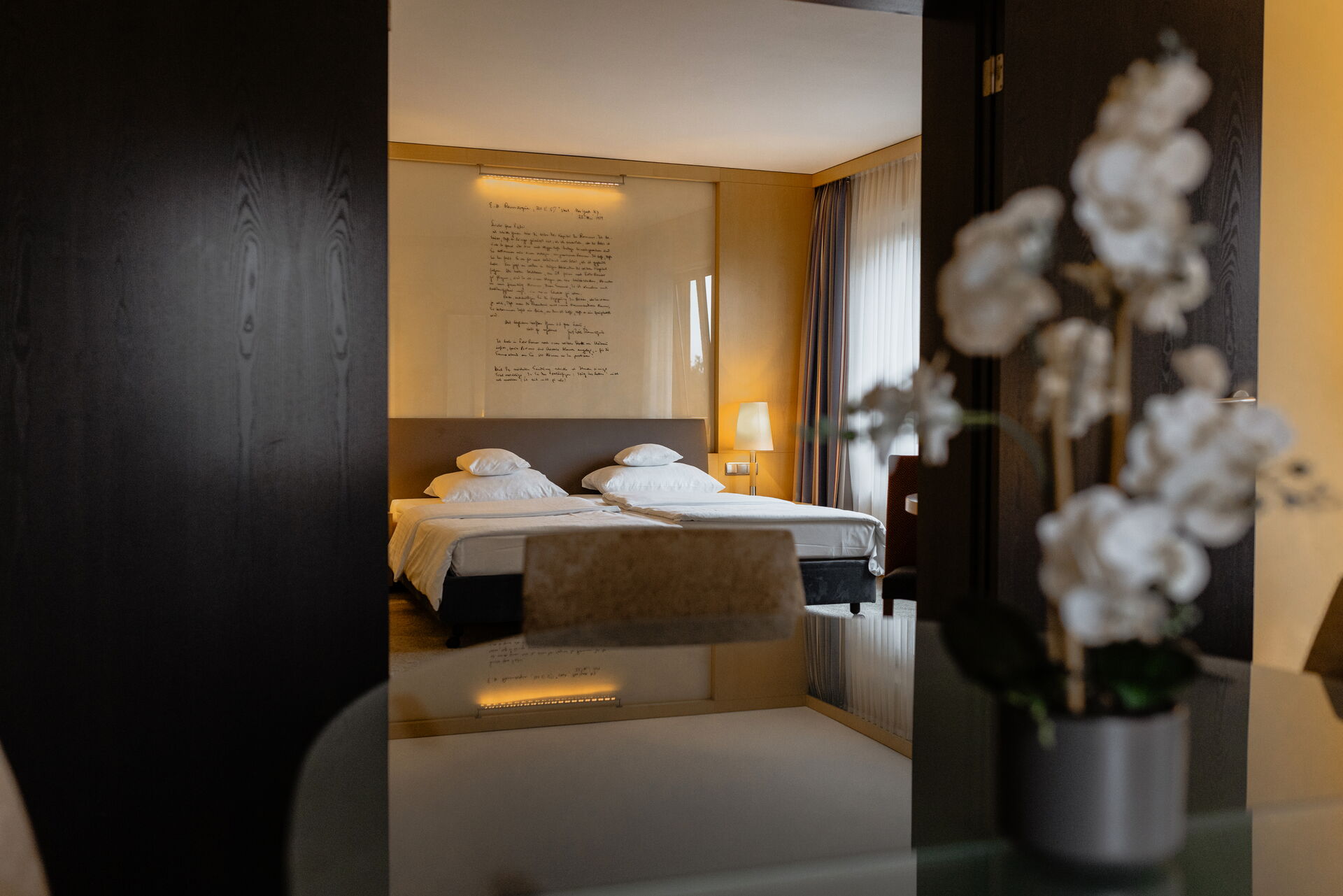Blick in geräumiges Schlafzimmer einer Suite im Hotel Remarque in Osnabrück
