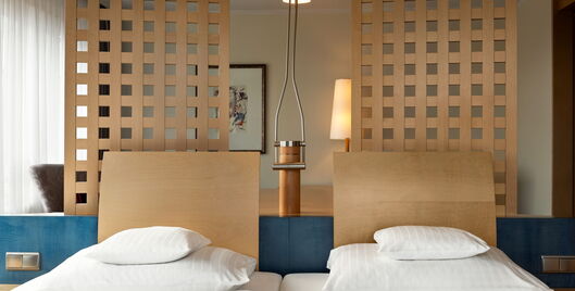 Hotel Remarque Panorama Suite Doppelbett mit 4 Kissen, Holzelementen an der Kopflehne, Lampe
