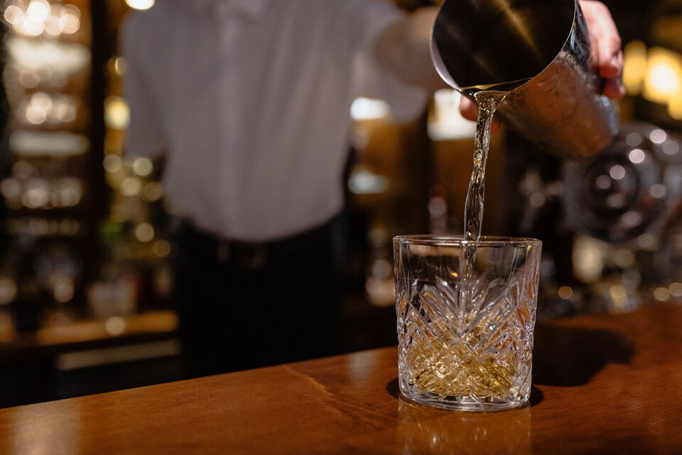 Bartender gießt einen Drink im Hotel Remarque in Osnabrück ein Bartender gießt einen Drink im Hotel Remarque in Osnabrück ein