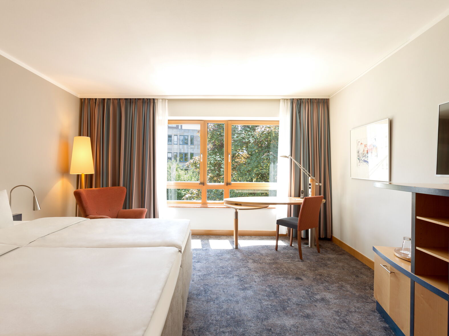 Executive Doppelzimmer mit Doppelbett, Hocher, Schrank, Schreibtisch, Sessel und Stuhl