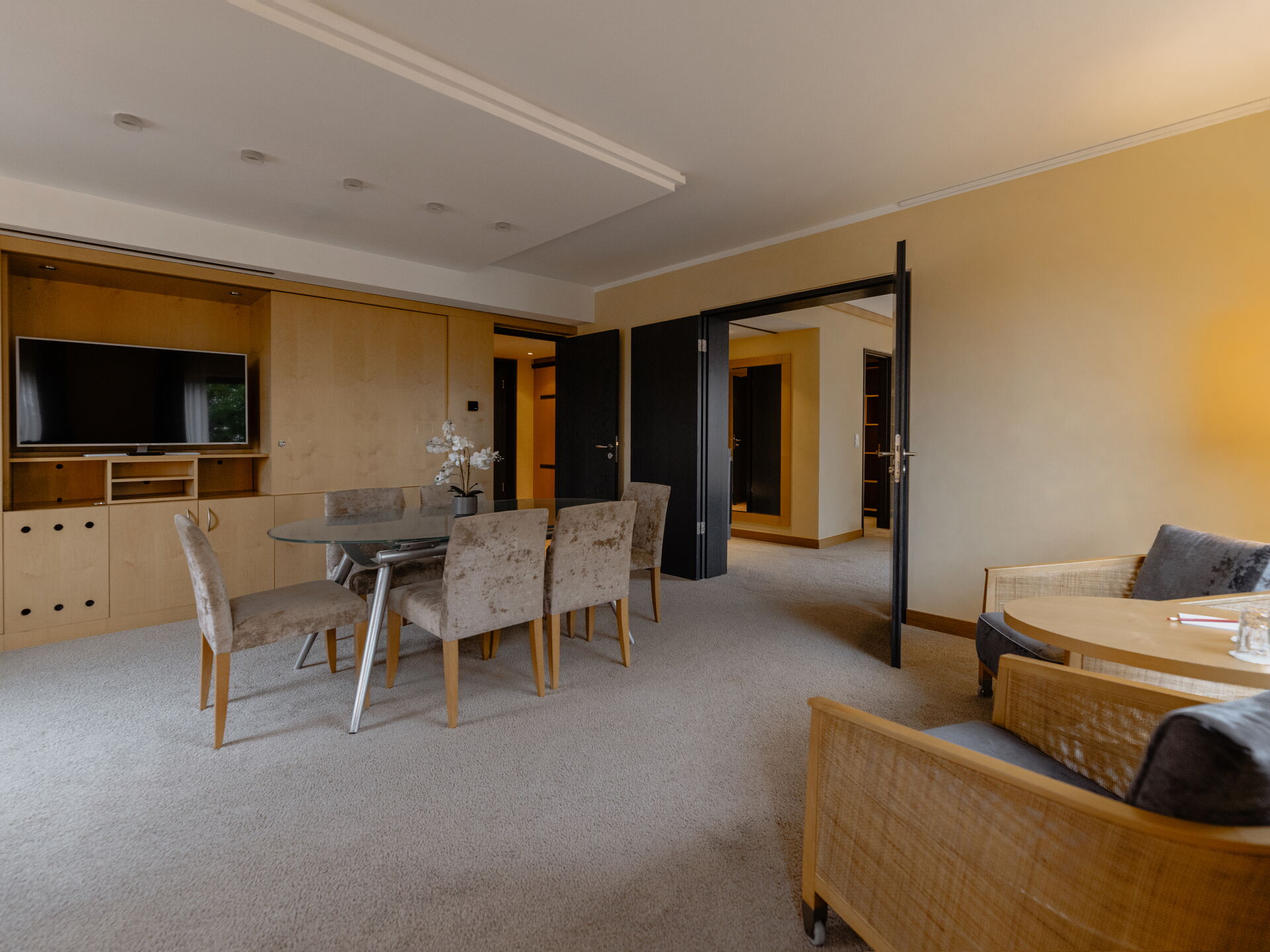 Wohn- und Essbereich in einer Suite im Hotel Remarque in Osnabrück