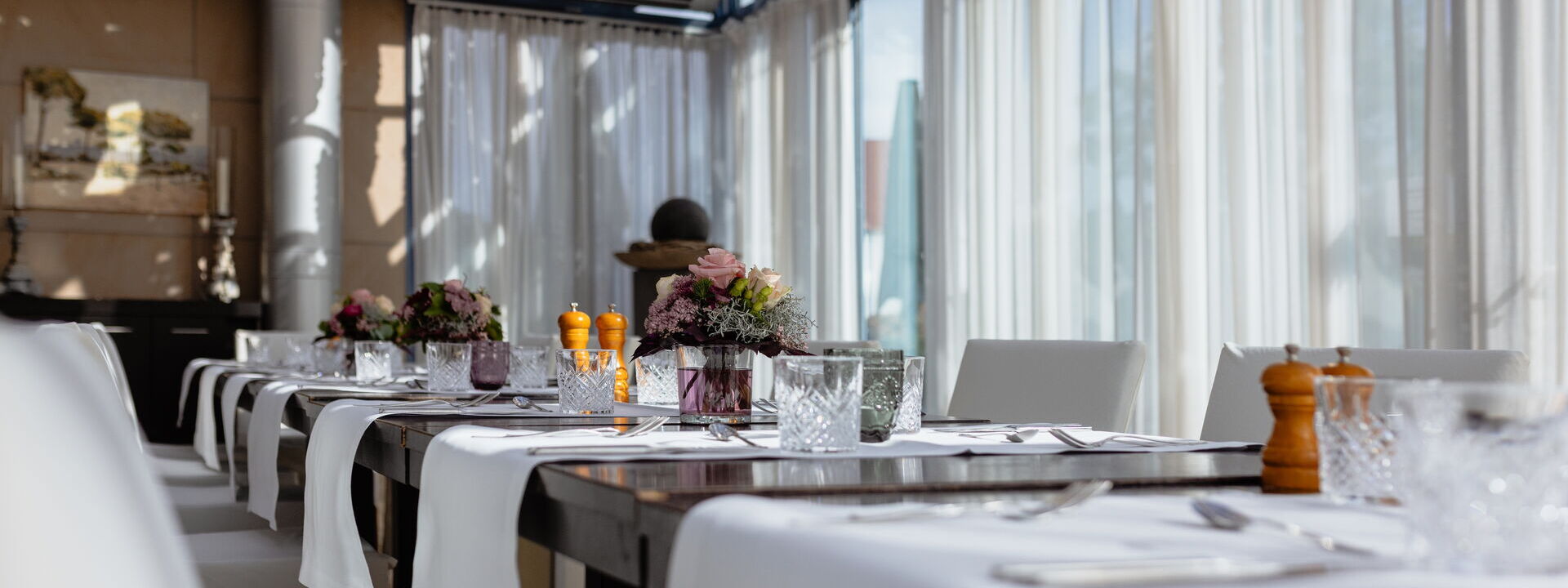 Gedeckter Tisch im Wintergarten im Hotel Remarque in Osnabrück Gedeckter Tisch im Wintergarten im Hotel Remarque in Osnabrück