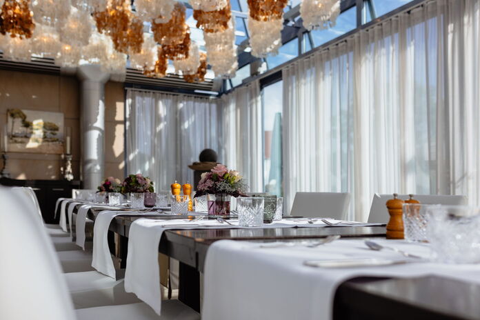 Gedeckter Tisch im Wintergarten im Hotel Remarque in Osnabrück Gedeckter Tisch im Wintergarten im Hotel Remarque in Osnabrück