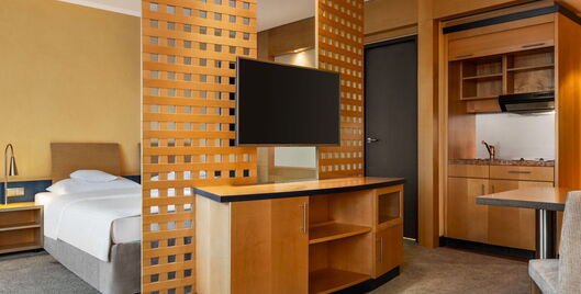 Junior Suite mit Kitchenette, Fernseher, Kommode, Doppelbett