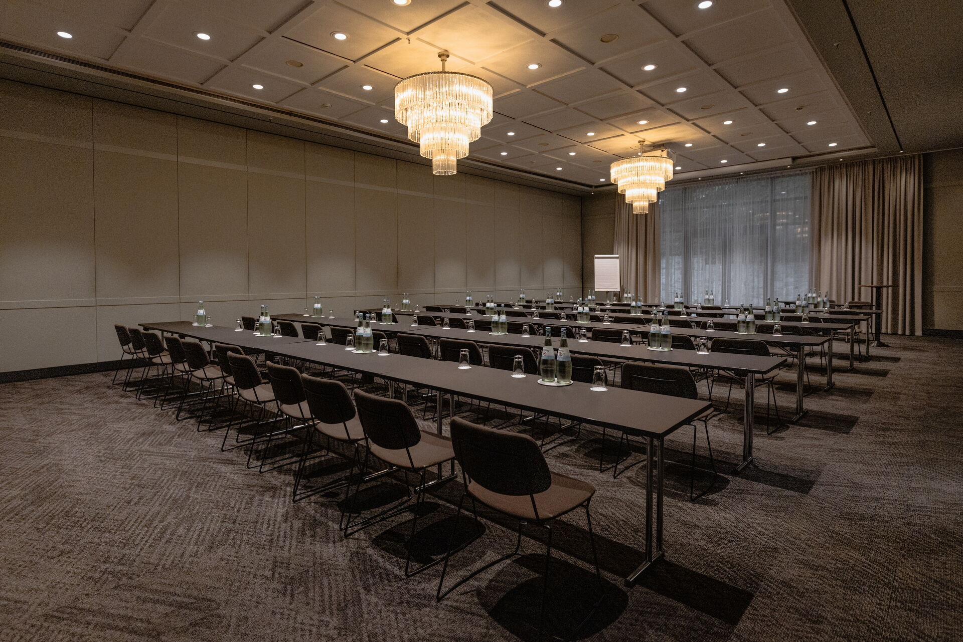 Konferenzraum mit mehreren Tischreihen im Hotel Remarque in Osnabrück
